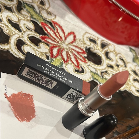 MAC Cosmetics Matte Lipstick - Honeylove 605 - Picture 2 of 5